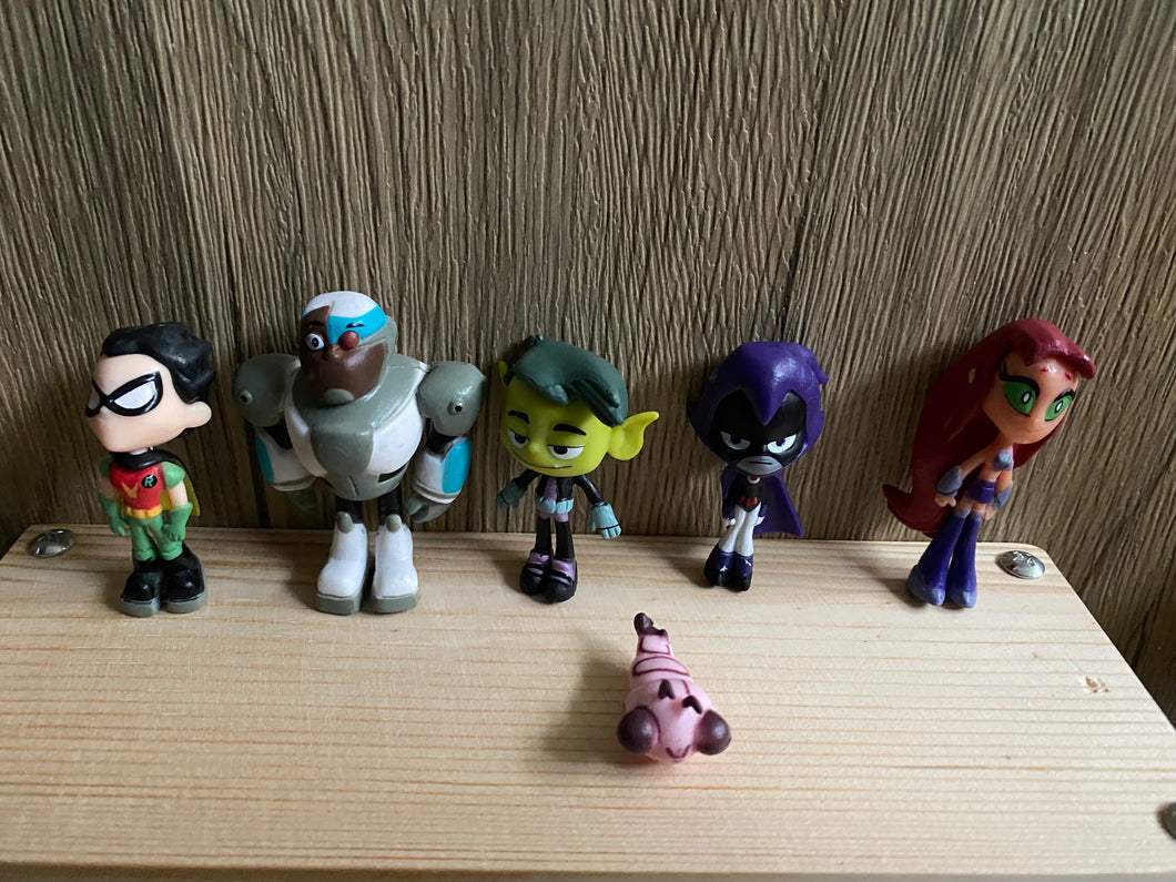87 Teen Titans mini figures cake decorations